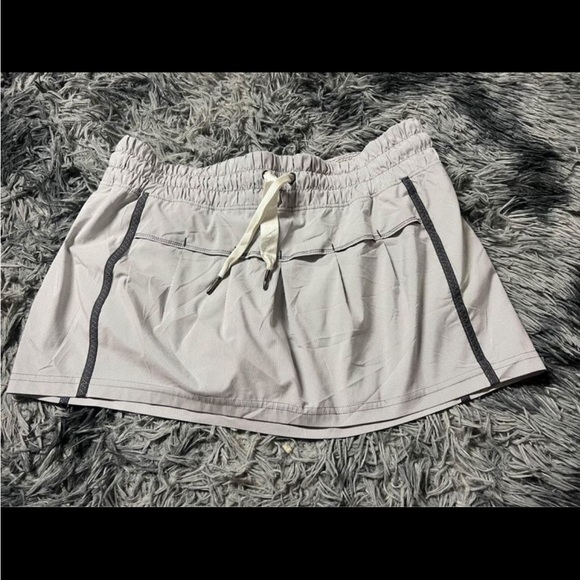 2 lululemon skirts size 8 - Picture 5 of 8